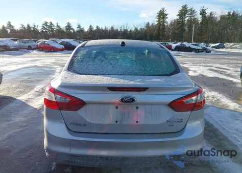 2014 Ford Focus Se z USA, uszkodzony, nr VIN 1FADP3F26EL438153